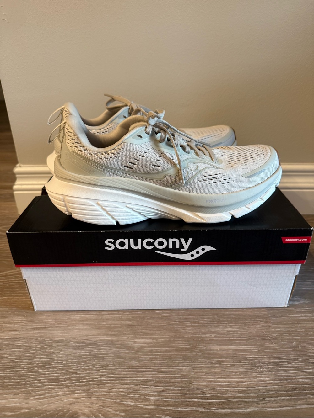 Saucony Men’s Guide 18 Sneakers, Sizd 8.5, Color Bone, NWT